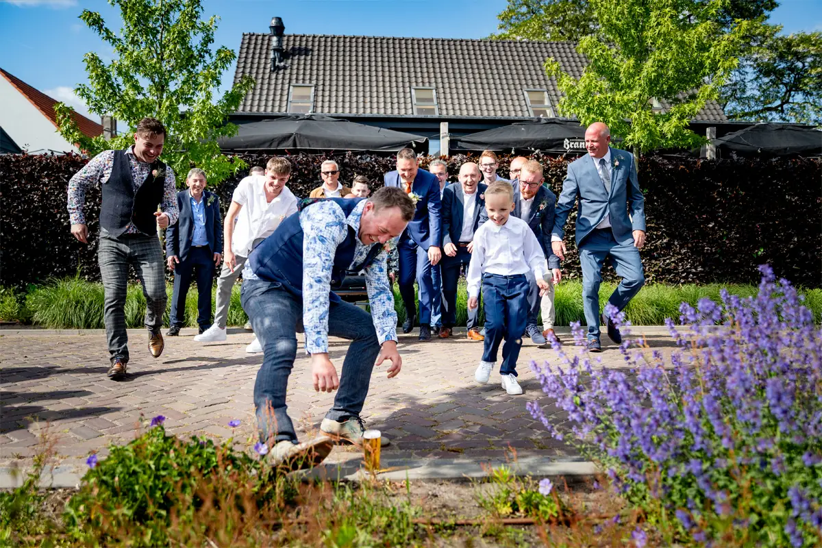Groepsfoto op een bruiloft