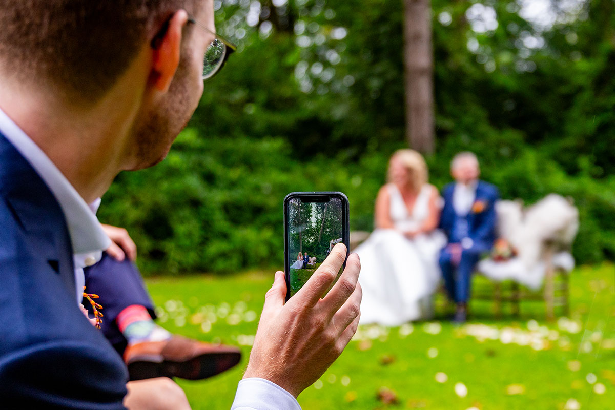Echte momenten trouwfoto’s van een bruidspaar